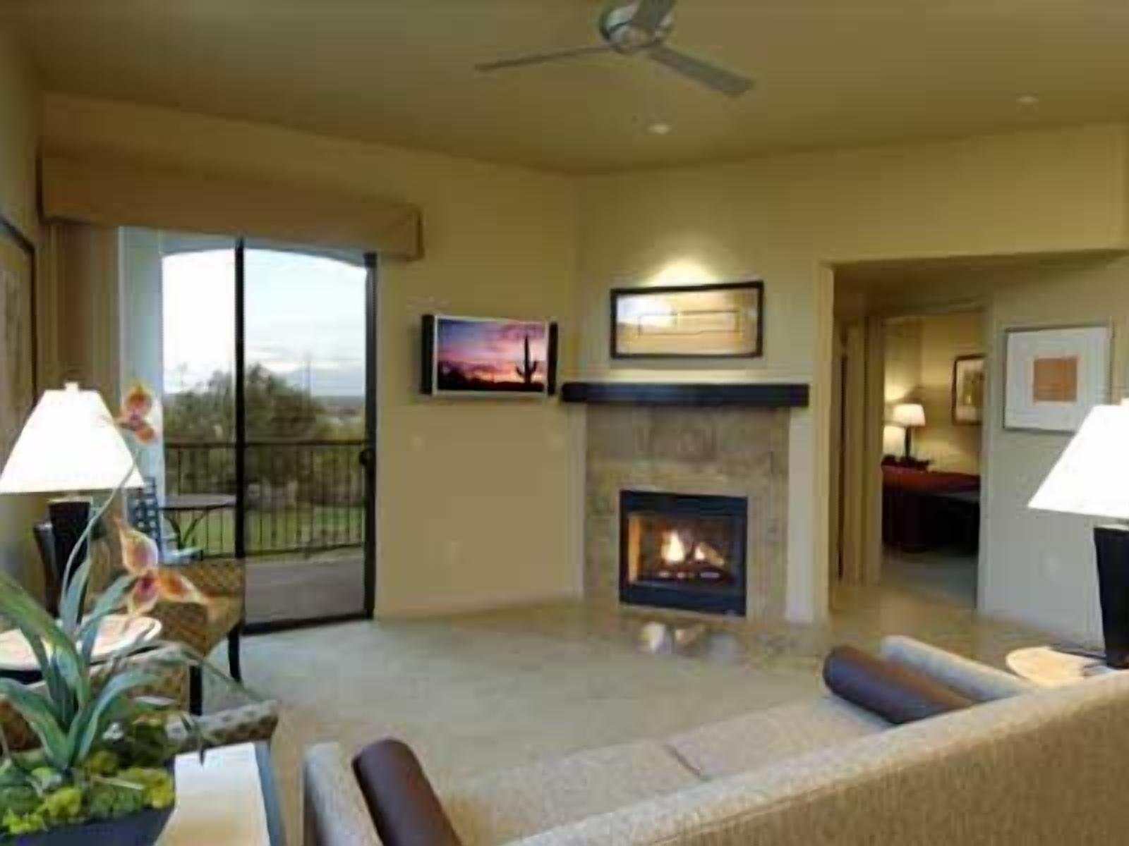 คอนโด, 2 ห้องนอน | ห้องนั่งเล่น | ทีวีจอแบน, เตาผิง, เครื่องเล่นดีวีดี