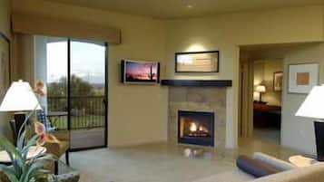 Condo, 2 habitaciones | Sala de estar | Televisión de pantalla plana, chimenea y reproductor de DVD