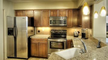 Condo, 2 quartos | Cozinha privada | Geladeira grande, micro-ondas, cooktop, lava-louças