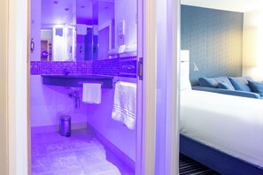 Chambre Standard, 2 lits une place (Pet Friendly) | Salle de bain | Douche, articles de toilette écologiques, sèche-cheveux