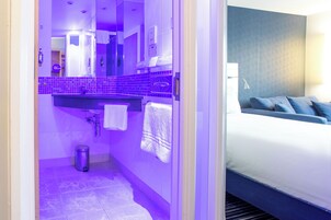 Habitación estándar, 2 camas individuales (Pet Friendly) | Baño | Ducha, artículos de higiene personal ecológicos y secador de pelo