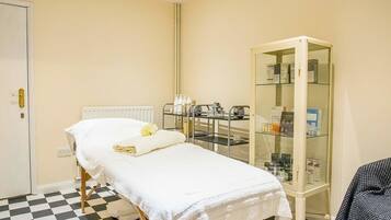 Sauna, hot tub, steam room, body treatments, aromatherapy