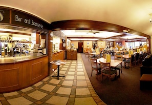 Serviert Frühstück, Mittagessen und Abendessen