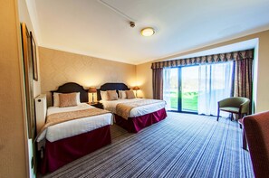 In-room safe, desk, iron/ironing board, cribs/infant beds - Patshull Park Hotel Golf and Country Club (Wolverhampton)