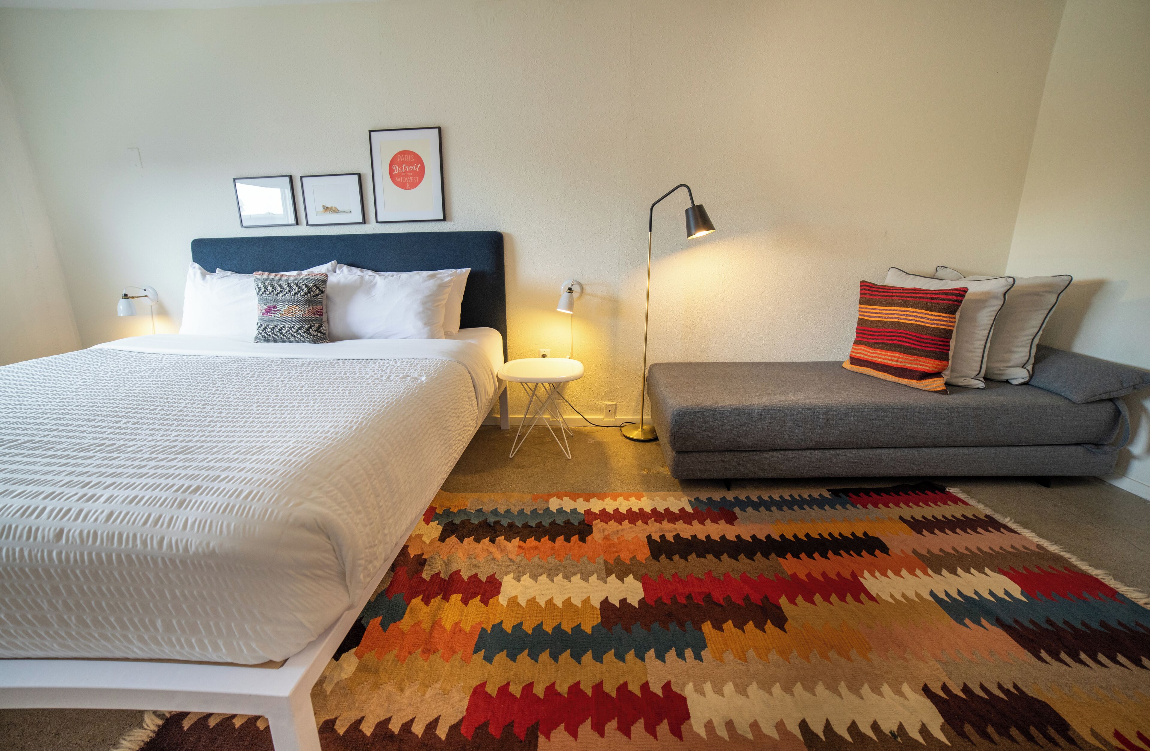 高档床上用品、客房内保险箱、特色家居、办公桌