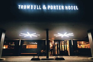 Property entrance - Trumbull and Porter Hotel (Detroit)