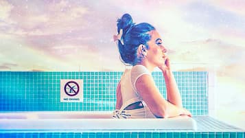 Combined shower/tub, free toiletries, hair dryer, towels