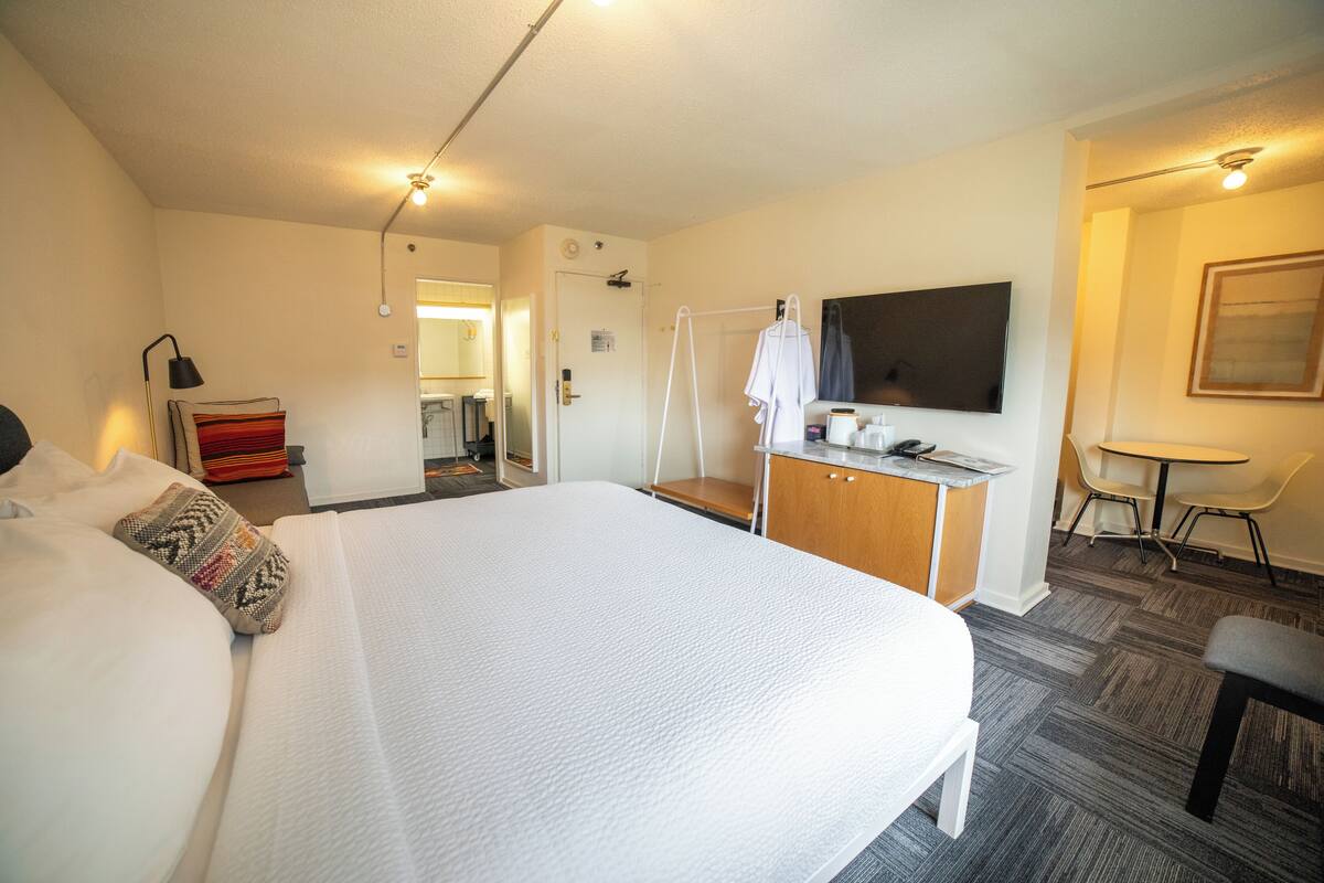 Premium bedding, in-room safe, desk, laptop workspace