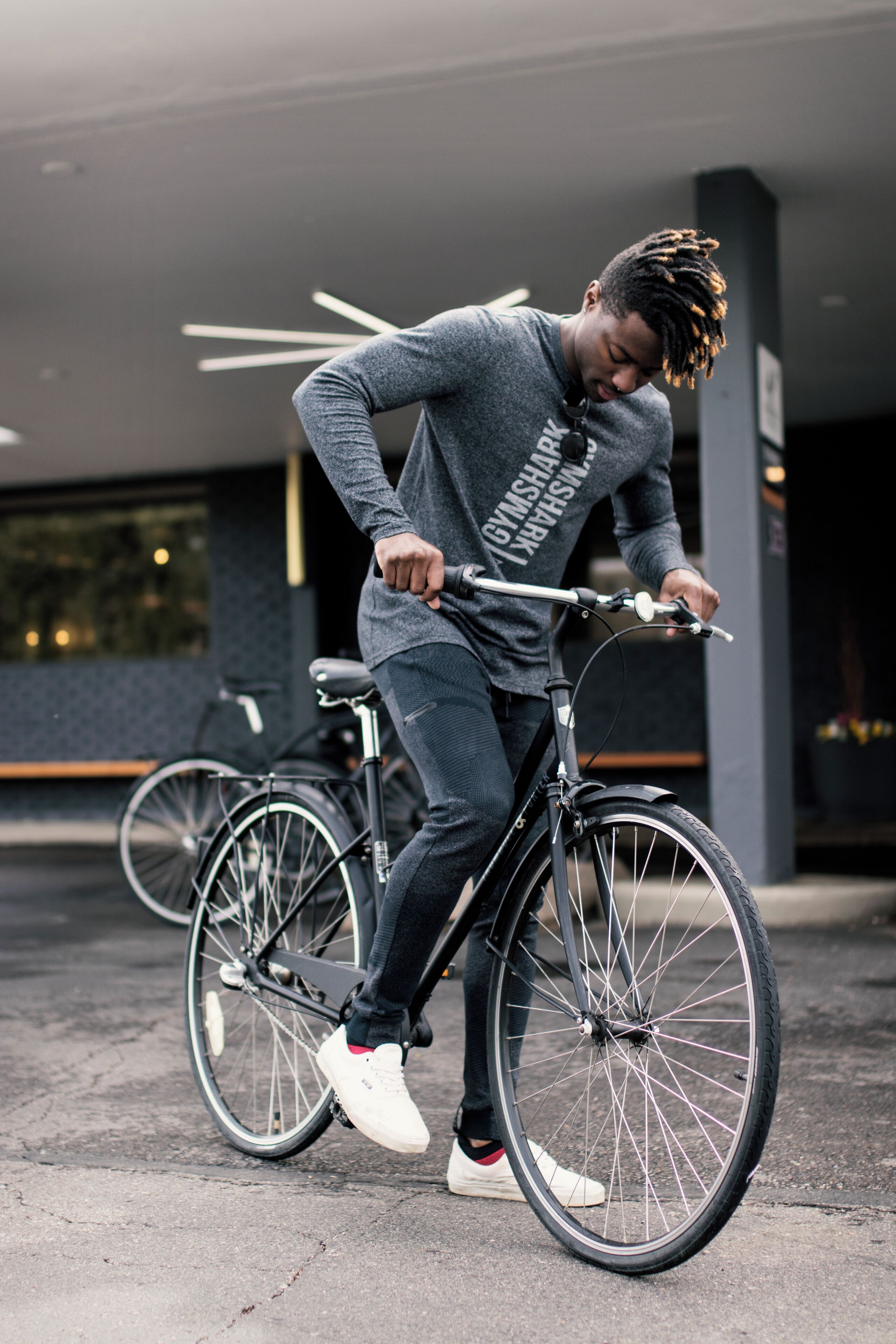 Uma pessoa andando de bicicleta em um ambiente urbano.