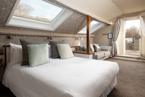 Double or Twin Room with sofa bed | Escrivaninha, Wi-Fi de cortesia, roupa de cama