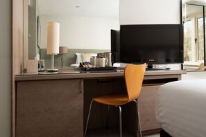 Double or Twin Room | Escritorio, wifi gratis y ropa de cama
