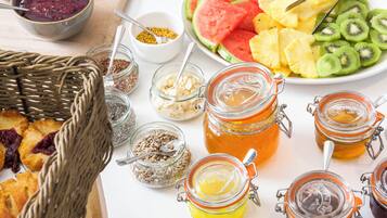 Petit déjeuner complet compris tous les jours