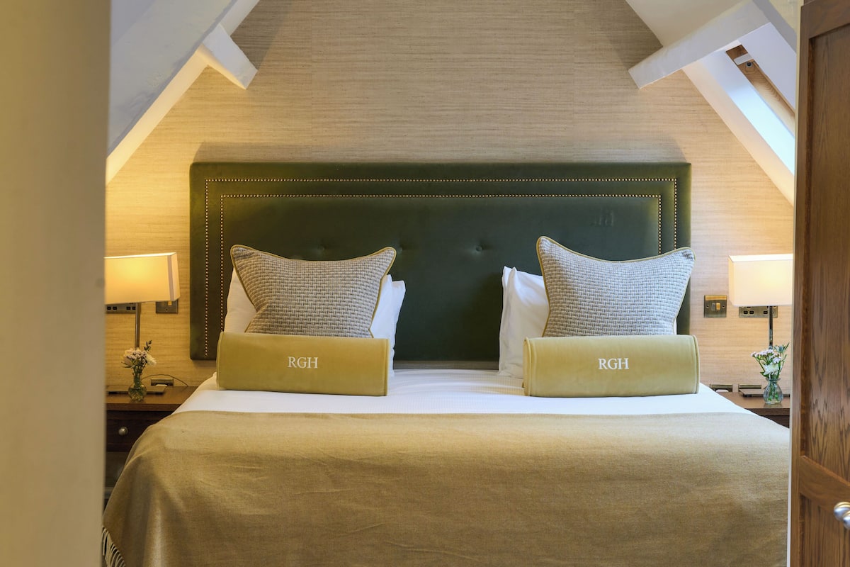 Superior suite, 1 kingsize bed, en-suite badkamer (Junior Suite) | Hypoallergeen beddengoed, een bureau, een laptopwerkplek