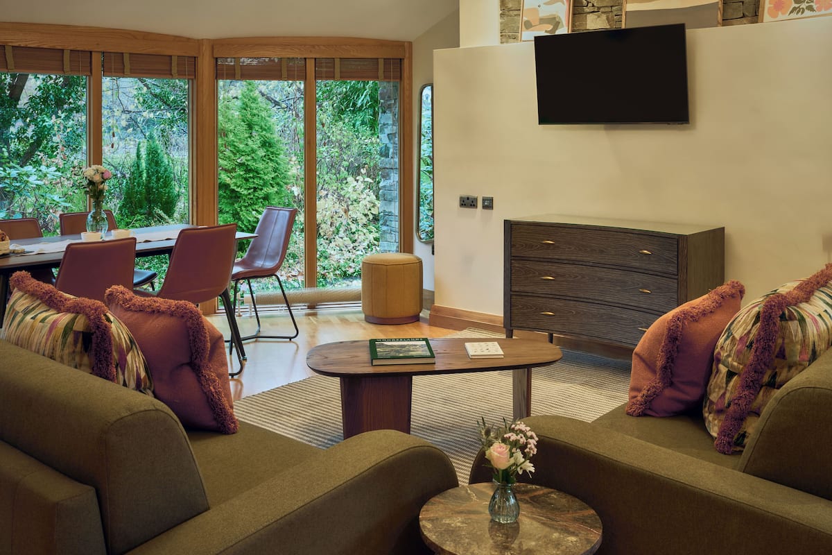 Familiekamer, 1 slaapkamer, kitchenette, uitzicht op heuvels (Lodge Suite) | Woonruimte | Een flatscreentelevisie