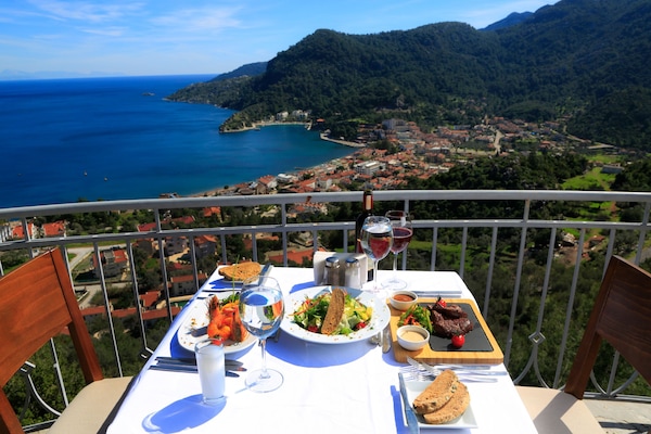 2 restaurants; breakfast, lunch, and dinner served
