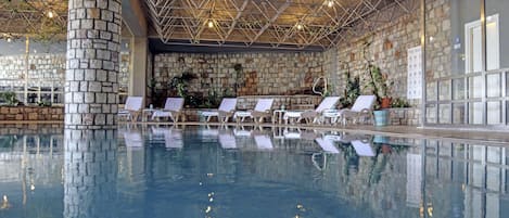 Piscine couverte, piscine extérieure (ouverte en saison)