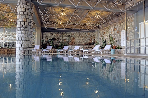 Piscina coperta, piscina stagionale all'aperto, ombrelloni da piscina