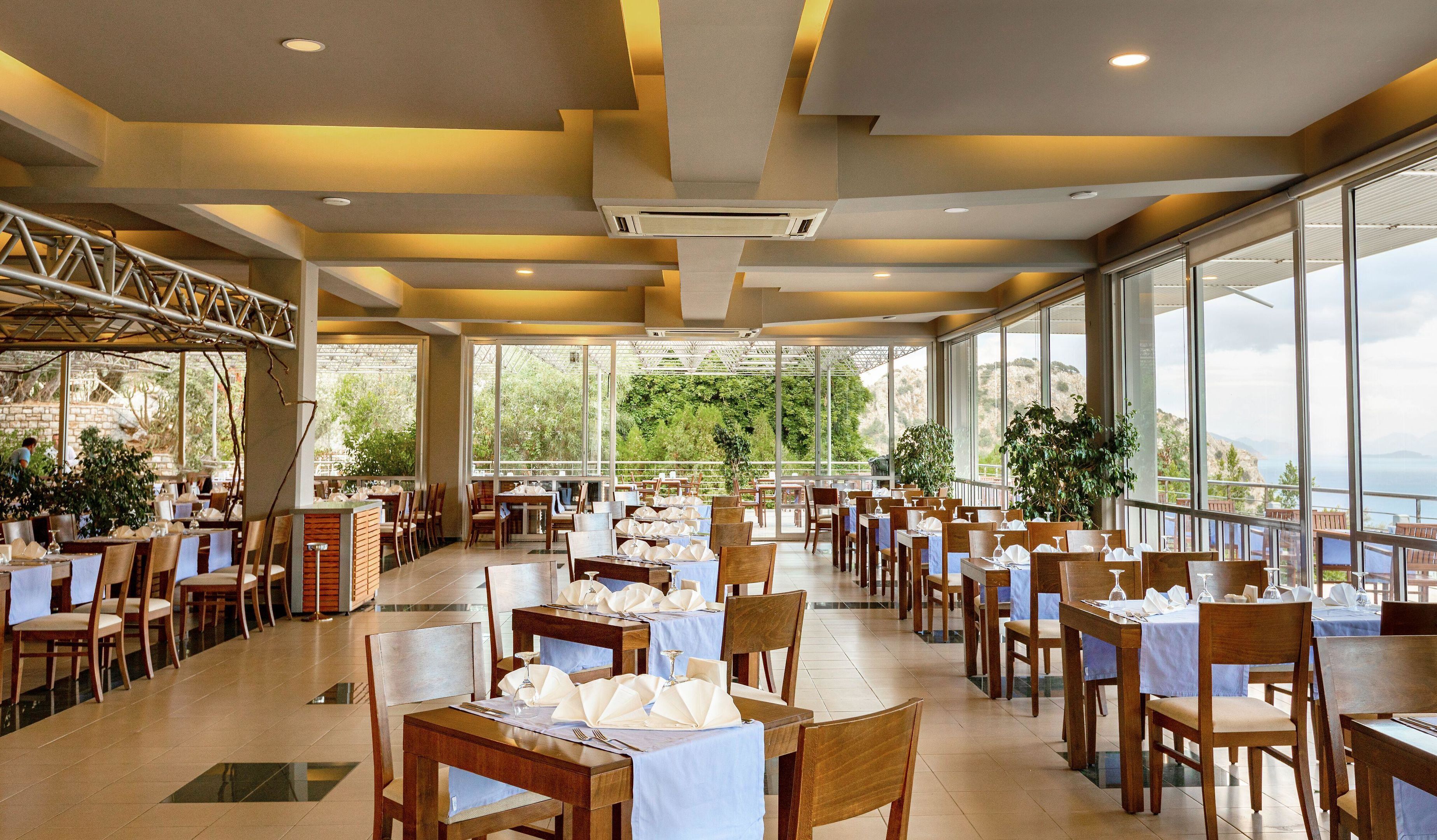2 restaurantes; se sirven desayunos, comidas y cenas
