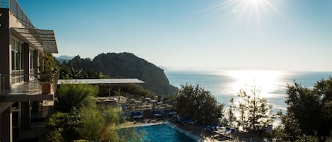 Een binnenzwembad en een seizoensgebonden buitenzwembad