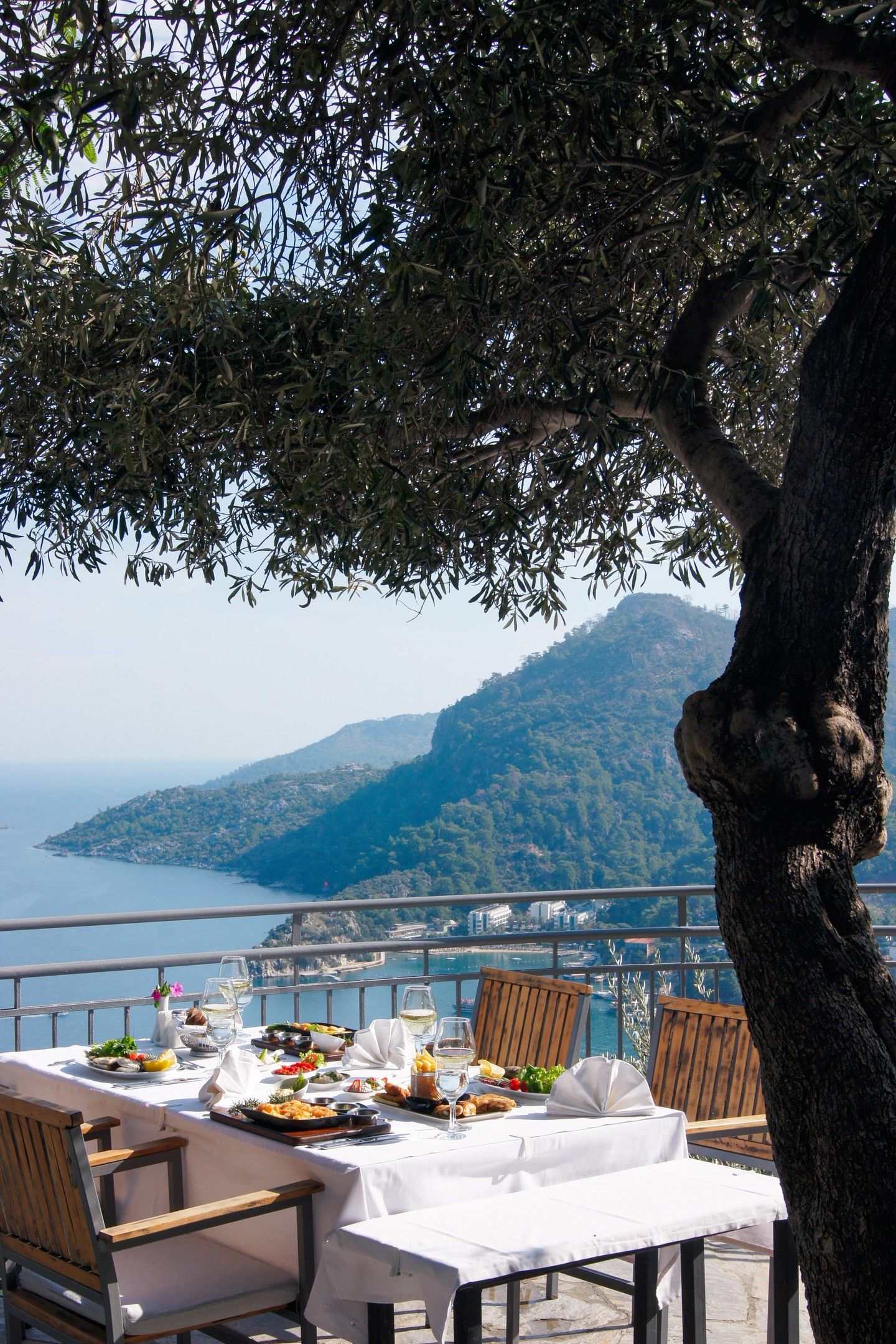Une table à manger extérieure offrant une vue sur un paysage côtier.