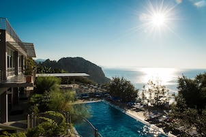 Indoor pool, seasonal outdoor pool, pool umbrellas, sun loungers