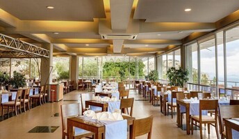 2 restoran; kahvaltı, öğle yemeği ve akşam yemeği sunulur