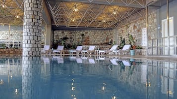 Innendørsbasseng, sesongbasert utendørsbasseng og bassengparasoller