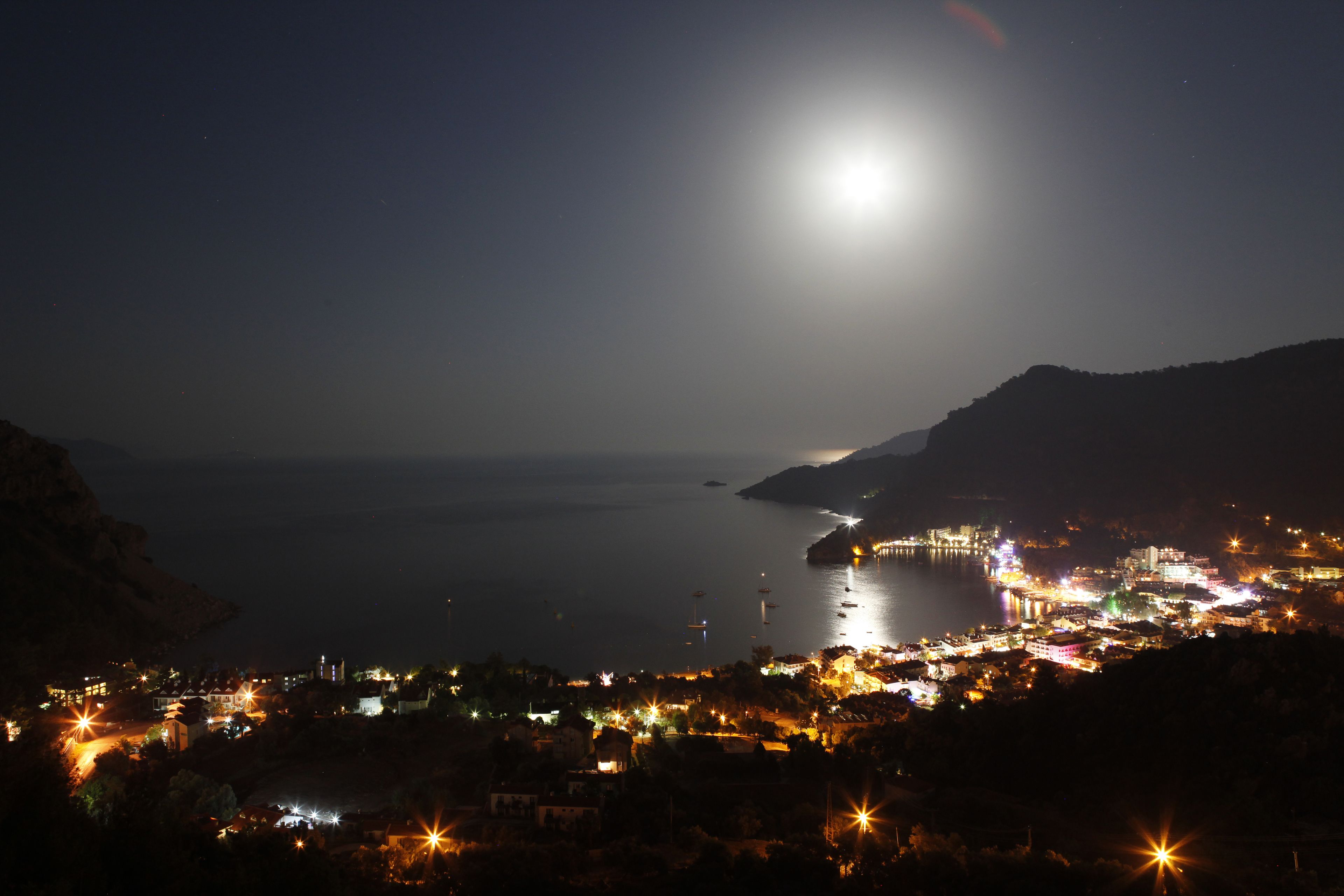 واجهة المنشأة - في المساء/الليل