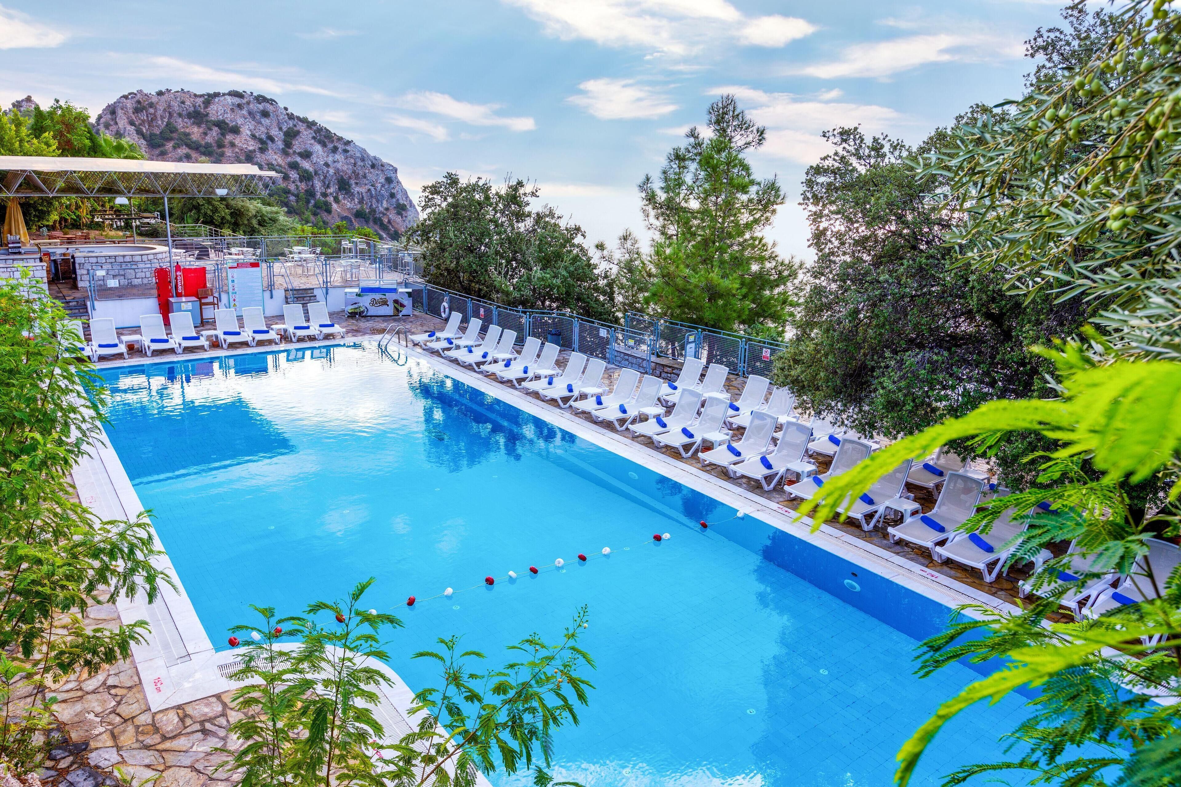 室内游泳池，季节性开放的室外游泳池，池畔遮阳伞，日光浴躺椅