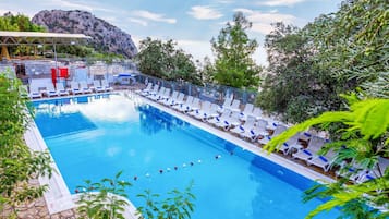 Inomhuspool, en säsongsöppen utomhuspool, parasoller och solstolar