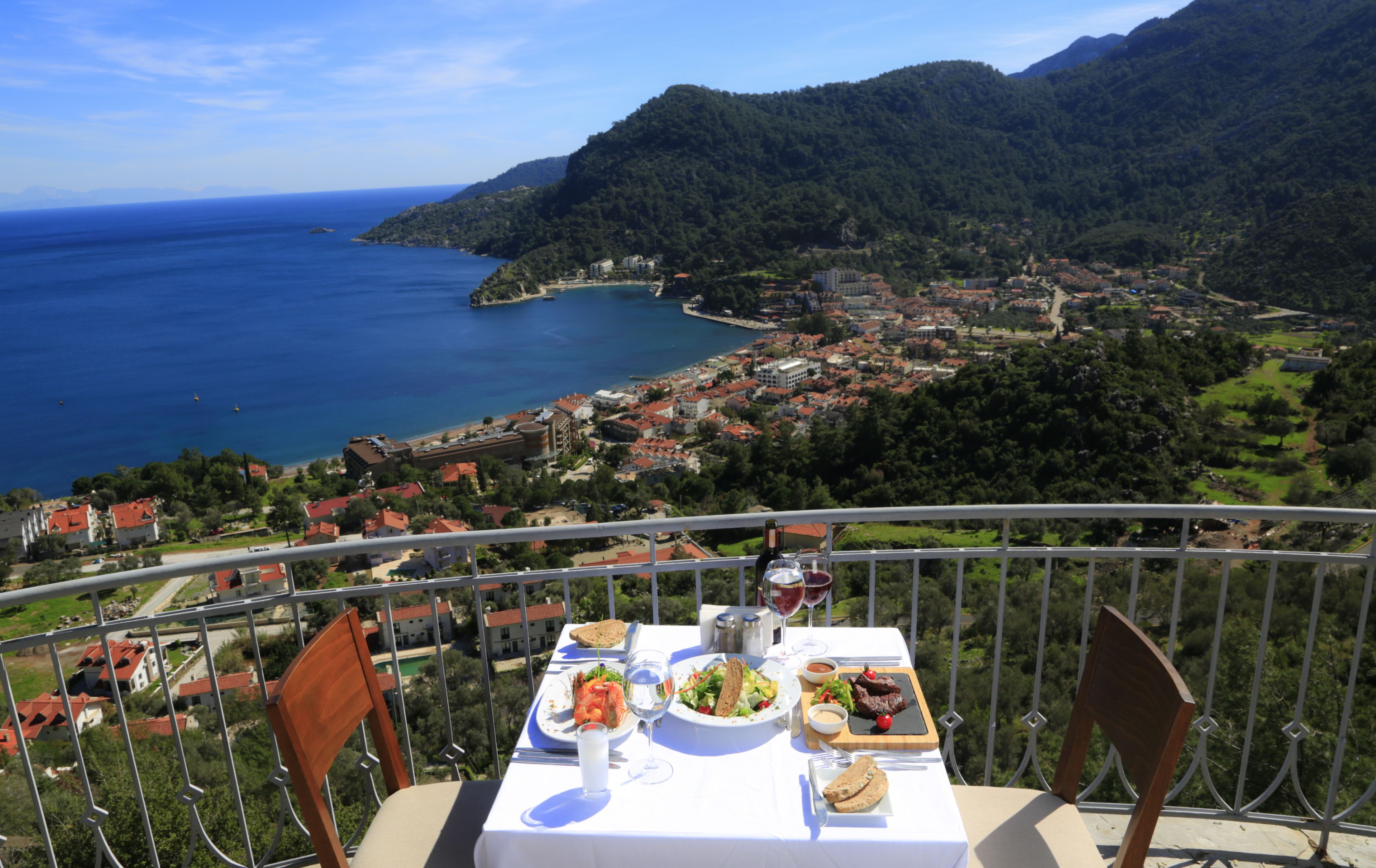2 restaurants; breakfast, lunch, and dinner served