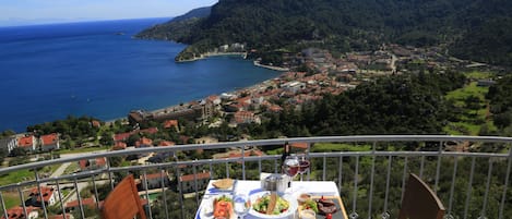 2 restaurants; breakfast, lunch, and dinner served