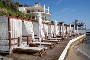 Özel plaj, plaj kabini, şezlong, plaj şemsiyesi