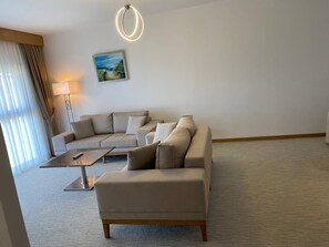 Minibar, in-room safe, desk, laptop workspace - Grand Hotel Ontur (Cesme)