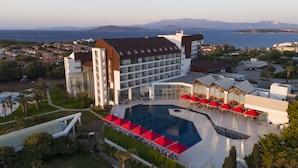 A hotel with a pool, multiple floors, and a view of the sea. - Grand Hotel Ontur (Cesme)
