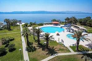 3 piscines couvertes, 3 piscines extérieures, parasols de plage