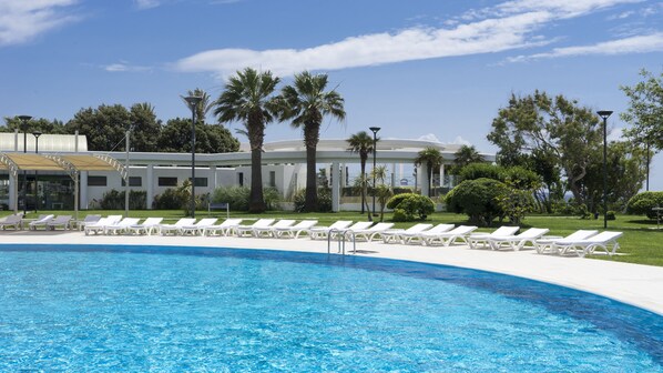 3 Innenpools, 3 Außenpools, Sonnenschirme, Liegestühle