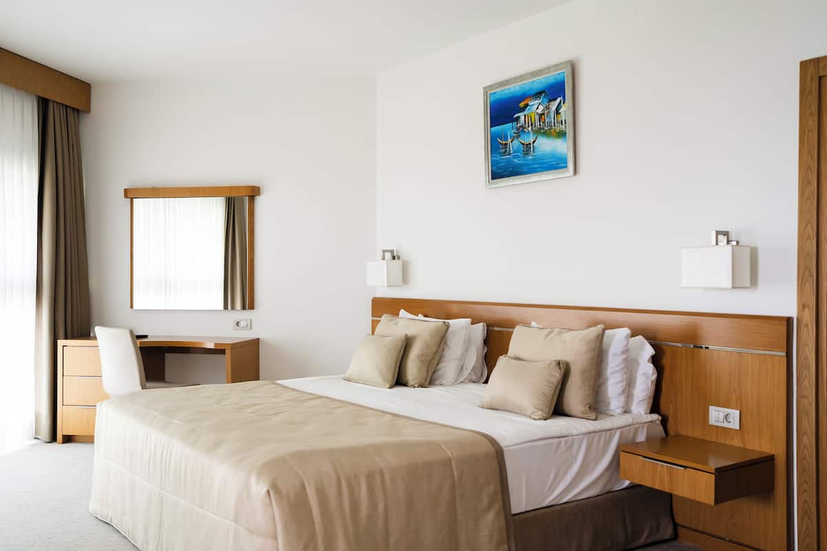 Suite – executive, balkong, sjøutsikt | Minibar, safe på rommet, skrivebord og skrivebord for bærbar PC