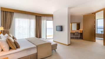 King Suite,Balcony,Sea View | Minibar, caja fuerte, escritorio y espacio para trabajar con un portátil