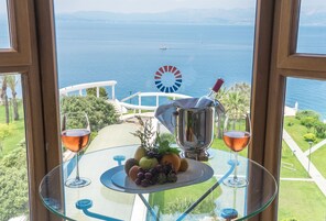 Superior Tek Büyük veya İki Ayrı Yataklı Oda, Balkon, Deniz Manzaralı | Minibar, odada kasa, masa, dizüstü bilgisayar çalışma alanı