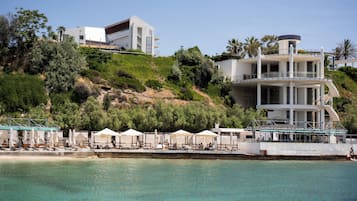 Playa privada, camas de playa (con cargo), camastros y sombrillas