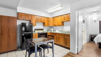 Suite, 1 King Bed, Non Smoking, Kitchen | Iron/ironing board, rollaway beds, free WiFi, bed sheets