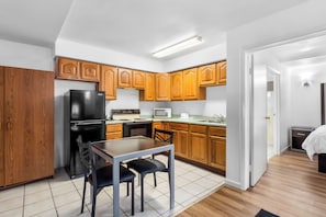 Suite, 1 King Bed, Non Smoking, Kitchen