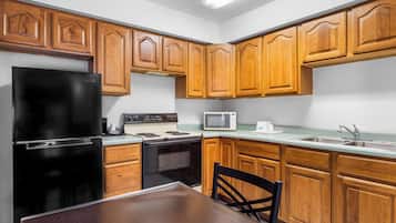 Suite, 1 King Bed, Non Smoking, Kitchen | Private kitchenette | Fridge, coffee/tea maker