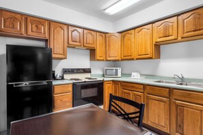 Suite, 1 King Bed, Non Smoking, Kitchen | Private kitchenette | Fridge, coffee/tea maker - Americas Best Value Inn Jonesville Hillsdale (Jonesville)