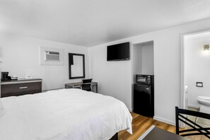 Zimmer, 1 King-Bett, Nichtraucher | Bügeleisen/Bügelbrett, Zustellbetten, kostenloses WLAN, Bettwäsche