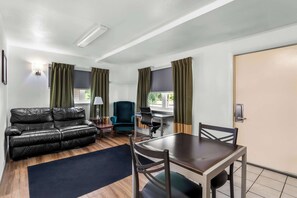 Suite, 1 trĂšs grand lit, non-fumeur, cuisine | Fer et planche Ă repasser, lits dâappoint, accĂšs au Wi-Fi (inclus)