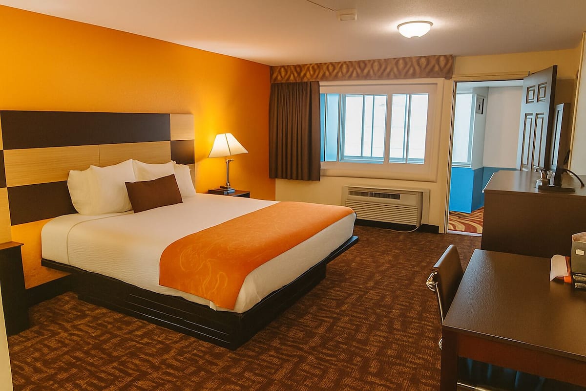 Standard Room, 1 King Bed | Desk, iron/ironing board, free WiFi, bed sheets