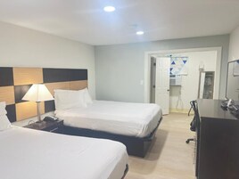 Escritorio, tabla de planchar con plancha, wifi gratis y ropa de cama 