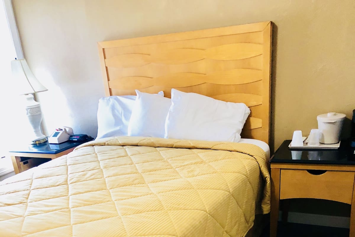 Standard Room, 1 Queen Bed | Desk, iron/ironing board, free WiFi, bed sheets